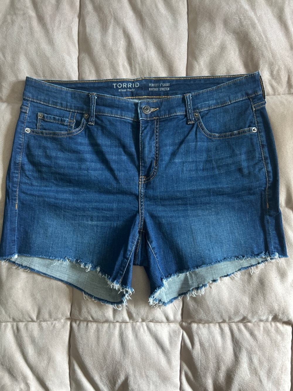 Torrid 5” Perfect Denim Shorts Midrise Vintage Stretch size 14 NEW